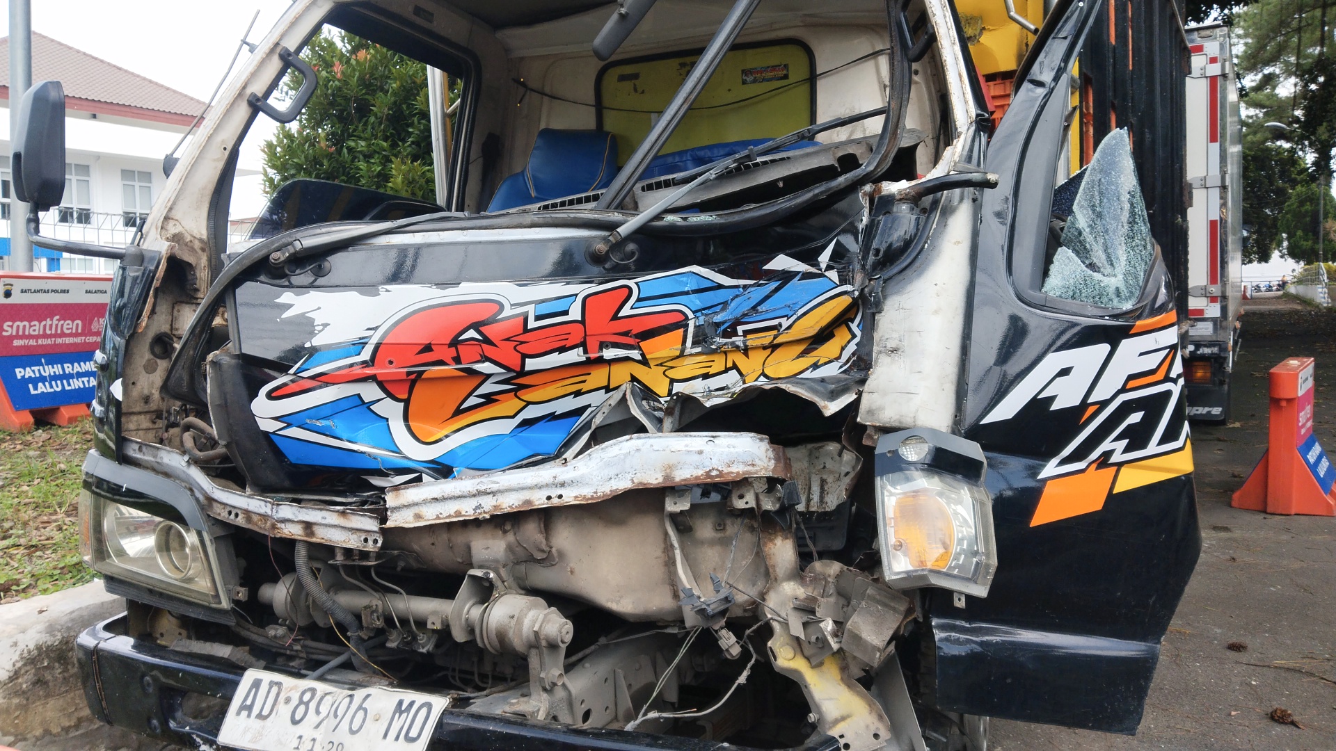 Terjadi Lagi Karena Rem Blong, Truk Ayam Sundul KBM Arah Solo Hingga Ringsek di Salip Putih Salatiga