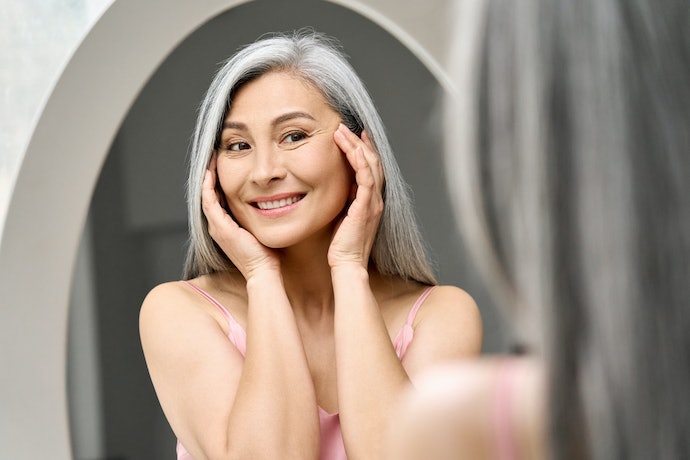 5 Cara Efektif Memiliki Wajah Cerah di Usia 50 Tahun. Gampang dan Nggak Nguras Kantong