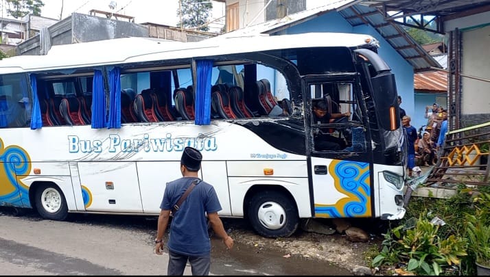 Tragis! Satu Bus dan Dua Kendaraan Pribadi Mengalami Kecelakaan di Dekat Pintu Masuk Wisata Guci