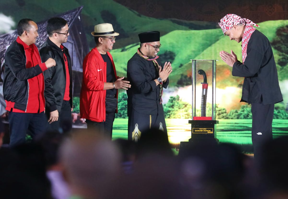 Dihadiahi Golok Ciomas, Ganjar Dinobatkan Jadi Dewan Kehormatan Seni Budaya Banten