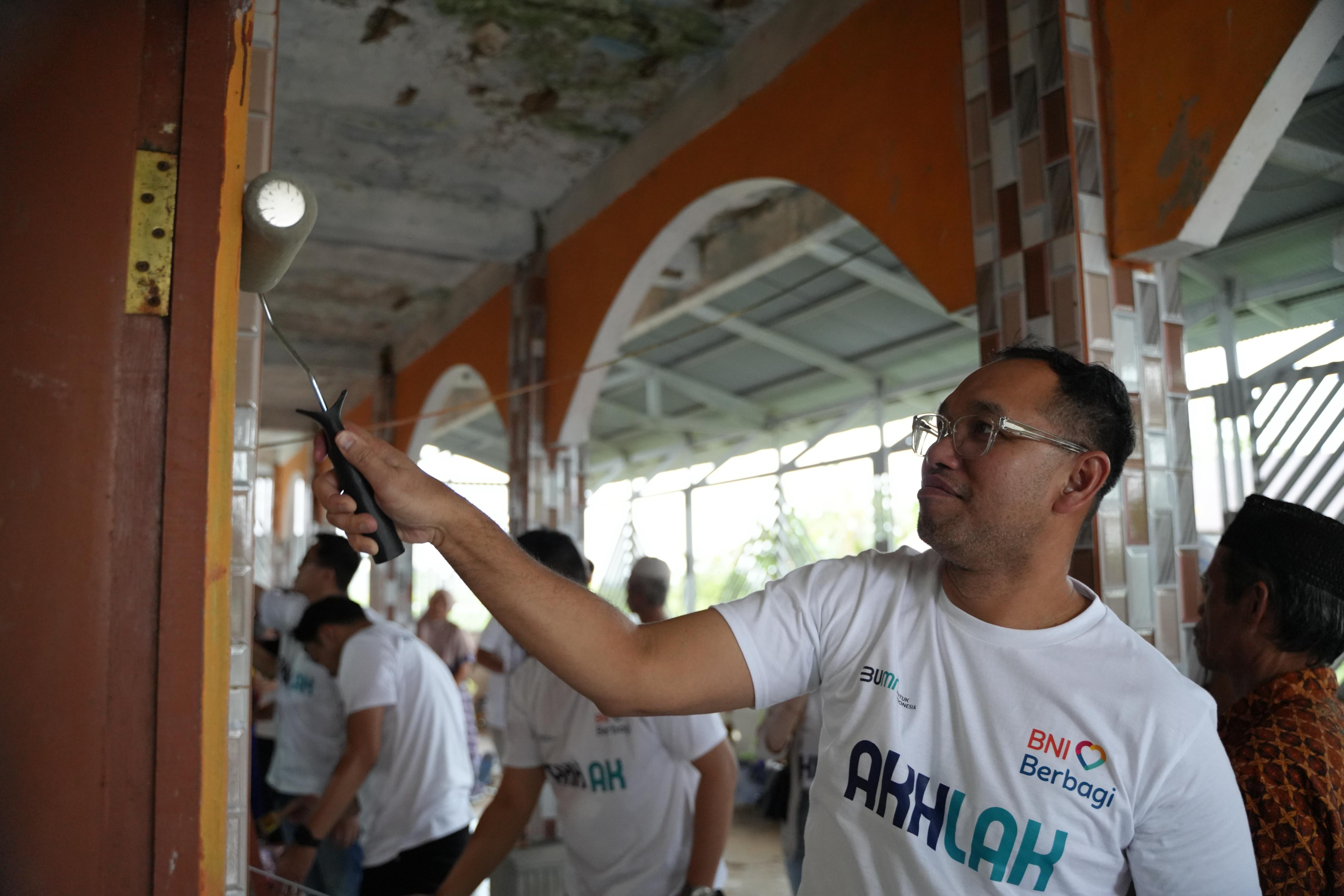 BNI Renovasi Masjid dan Beri Bantuan Pangan