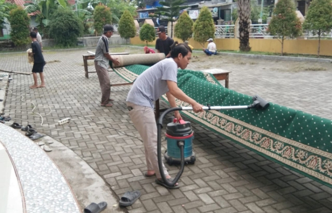 Jamaah Masjid di Kecamatan Petarukan Kabupaten Pemalang Adakan Kerja Bakti