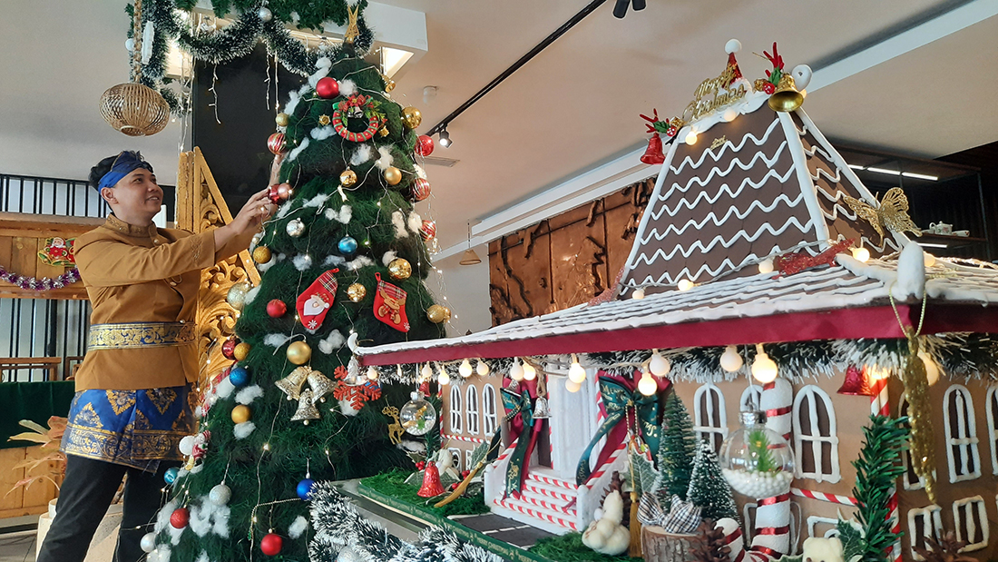 Sambut Natal, Pohon Natal dari Ijuk dan Nuansa Jawa Menghiasi Hotel Metro Park View Semarang