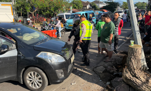Suzuki Ertiga Diduga Oleng, Tabrak Tiang Lampu dan Pengendara Motor di Jalan Diponegoro Salatiga