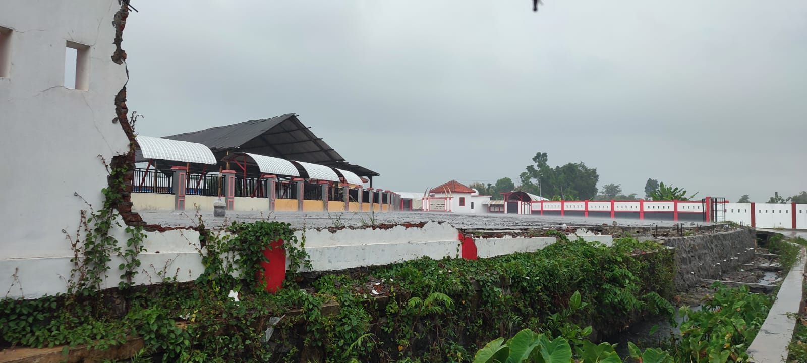 Pagar Pasar Hewan Sumberlawang Sragen yang Roboh Masih Terbengkalai