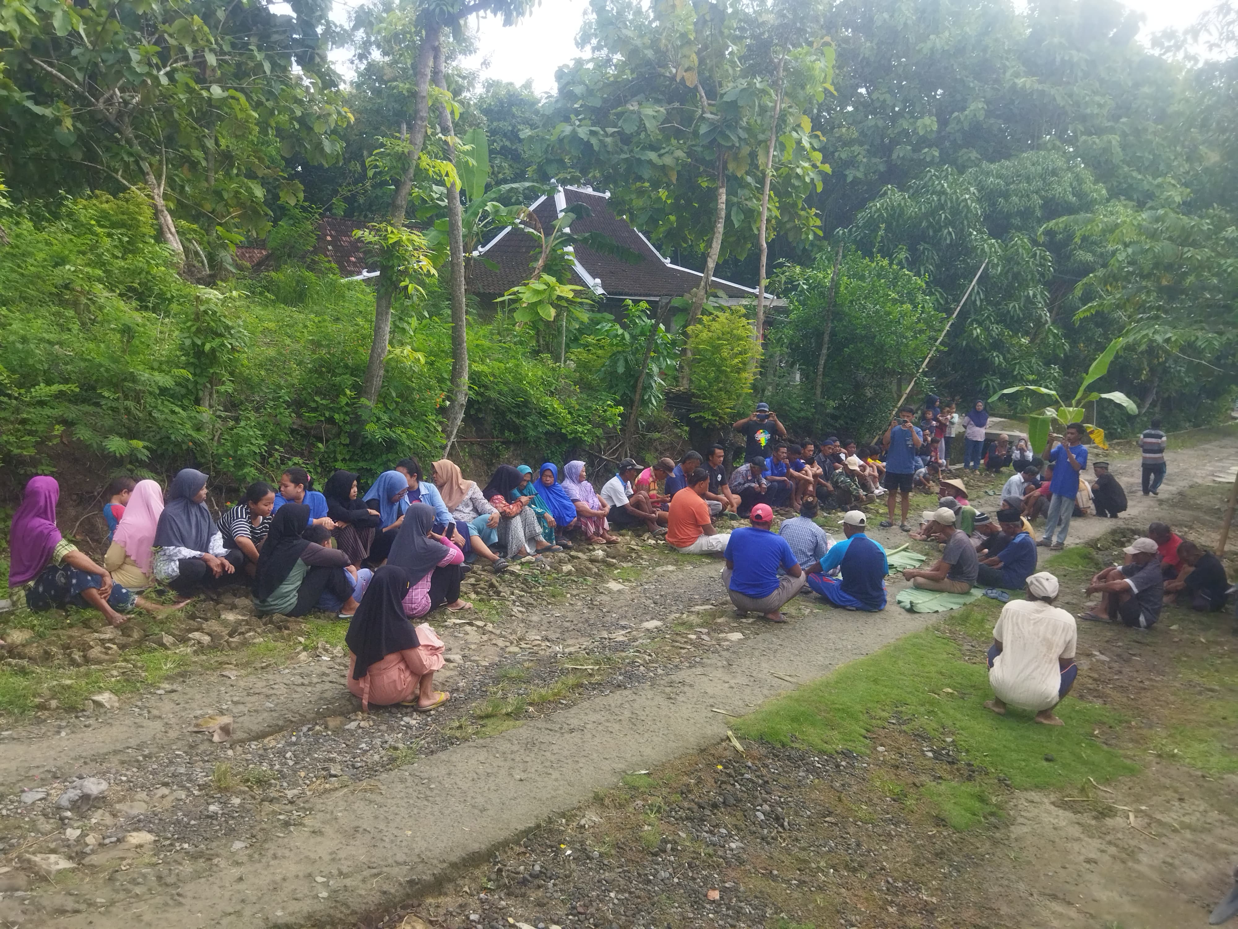 Protes Dengan Santun, Warga Miri Gelar Doa di Atas Jalan Rusak