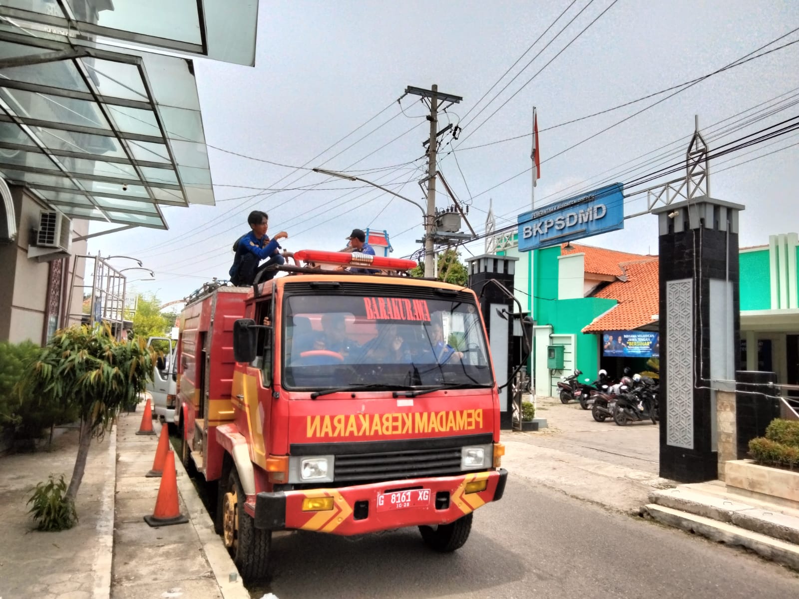 Puluhan Petugas Pemadam Kebakaran Geruduk Kantor BKPSDMD Kabupaten Brebes Protes Seleksi PPPK