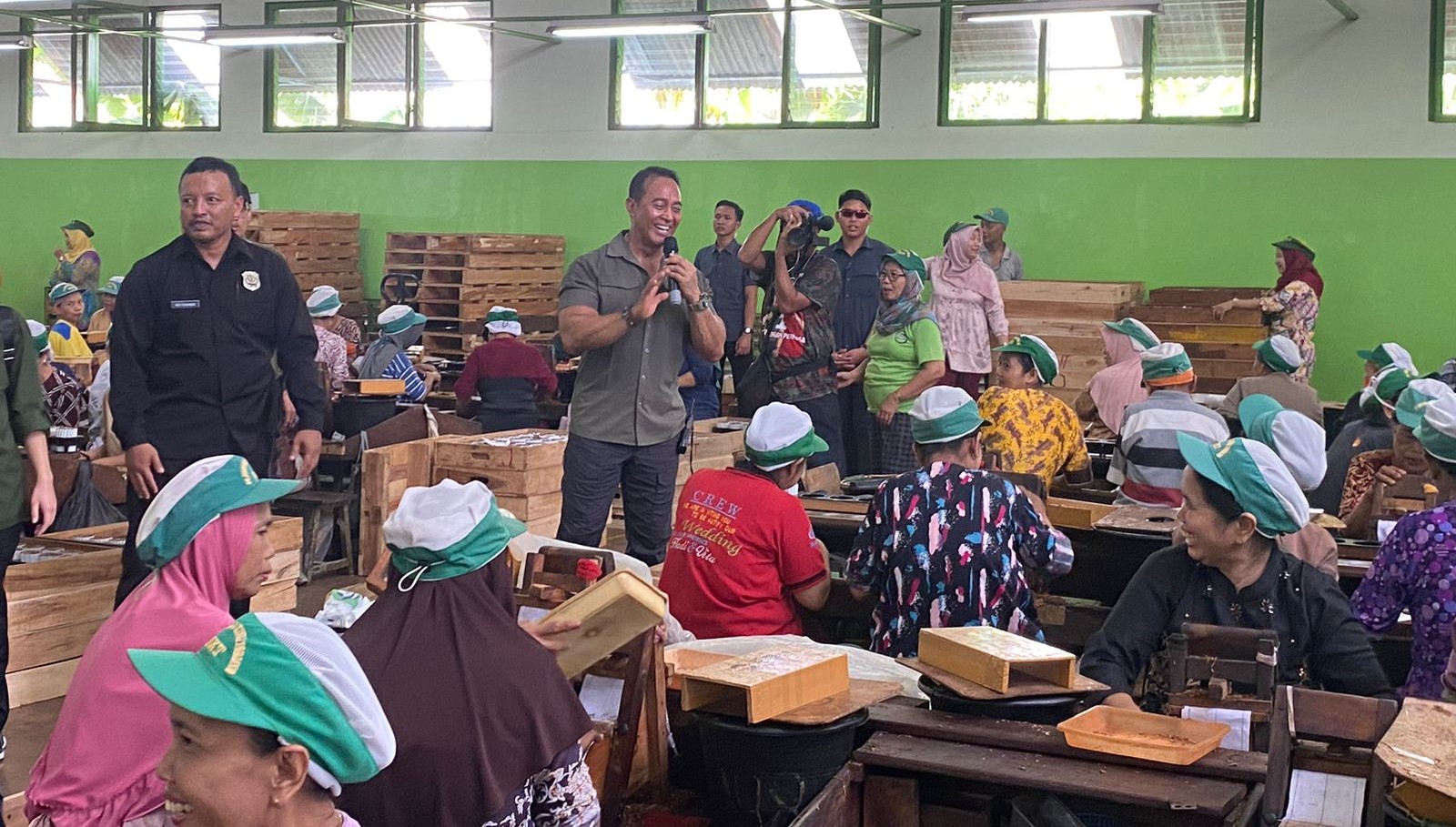 Menyapa Ribuan Buruh di Kudus, Andika Pasang Badan Lindungi Industri Rokok Agar Tak Mati