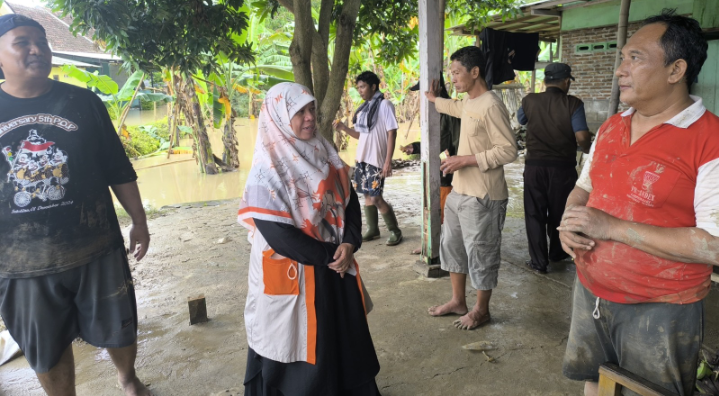 Anggota Komisi E DPRD Provinsi Jawa Tengah Ida Nurul Farida Salurkan Bantuan ke Korban Banjir di Kedal