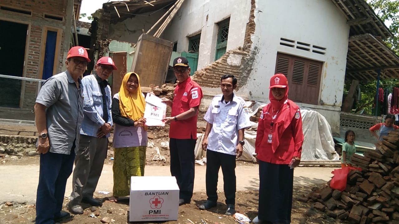 Rumah Warga Bedug Ambruk, PMI Kabupaten Tegal Serahkan Bantuan