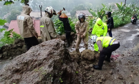 Longsor Tiga Titik di Ungaran Timur, Polres Semarang Berjibaku Buka Akses Jalan Bersama Warga