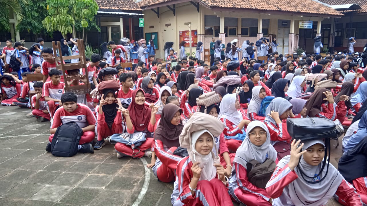 Ratusan Siswa Berhamburan Sambil Lindungi Kepala, Simulasi Gempa Bumi di SMPN 3 Batang 