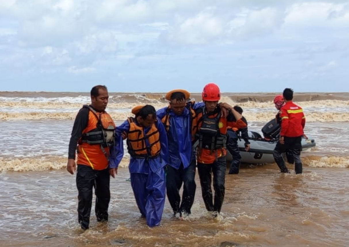 Tim SAR Selamatkan Tiga Nelayan Tegal yang Terombang-ambing di Perairan Jepara