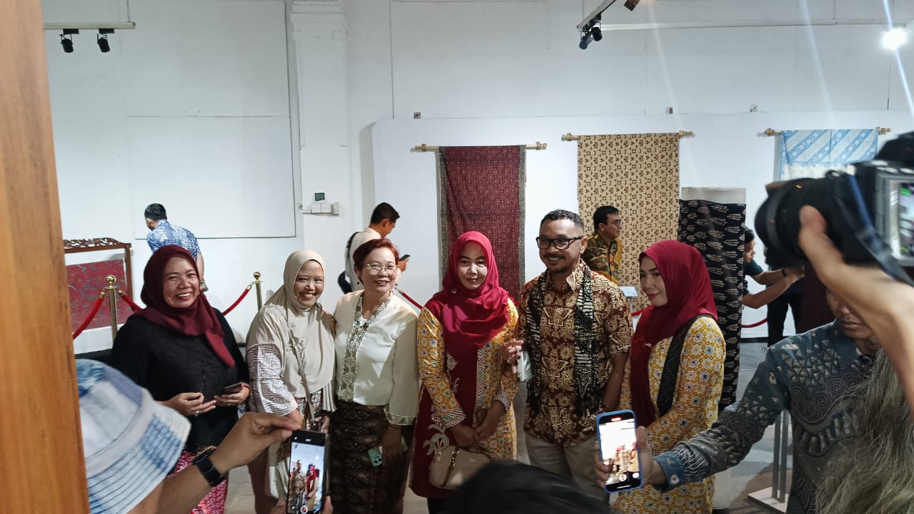 Kunjungi Museum Batik Pekalongan, Wamenbud Giring Sebut Baju Motif Batik dari Cina jadi Ancaman