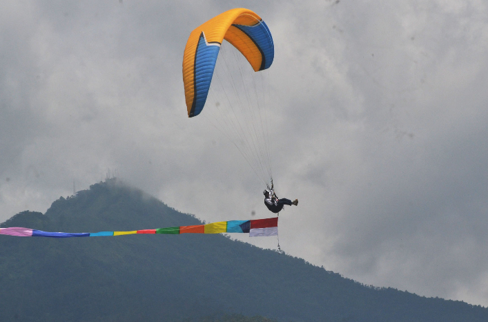 50 Peserta Kenalan Kostum Unik, Promosikan Wisata Kabupaten Semarang Lewat Festival Paralayang