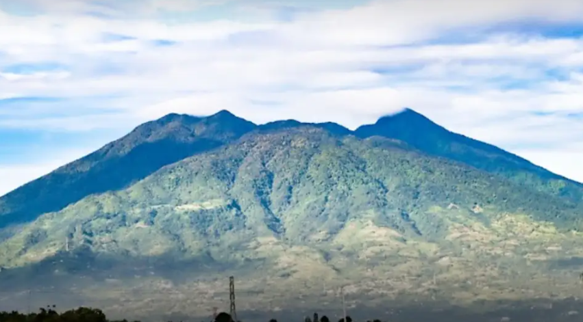 5 Cerita Mistis Gunung Salak yang Menyeramkan, Terkenal Sebagai Gunung Paling Angker di Jawa Barat!