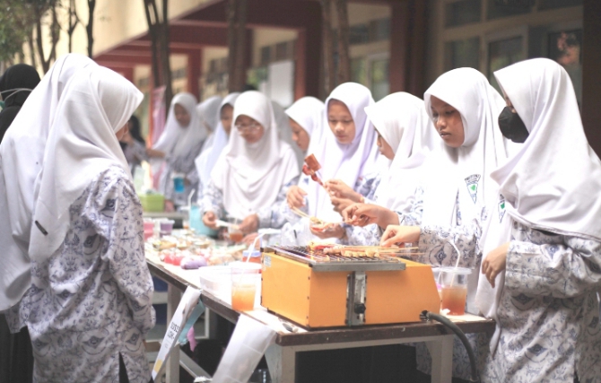 Siswa-siswi SMP Al Irsyad Jajakan Makanan Khas Tegal