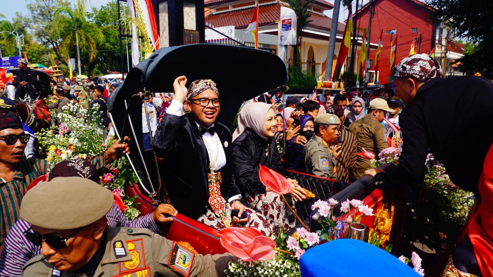 Kirab Budaya Batang, 18 Gunungan dan Tradisi Sawur Hujani Ribuan Warga pada Puncak HUT ke-59