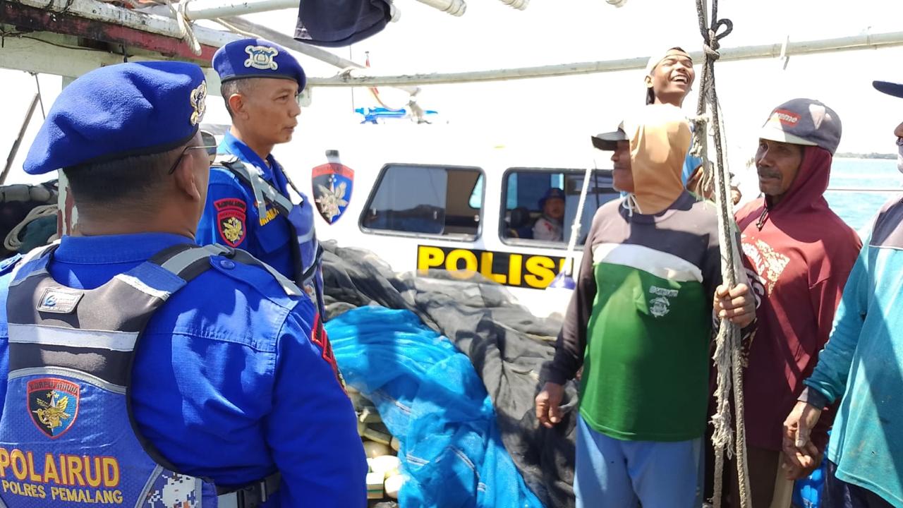 Satpolairud Polres Pemalang Periksa Perahu Nelayan ‎