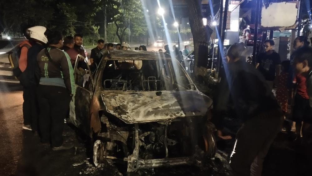 Mobil Avanza Terbakar di Ngaliyan Semarang, Ledakan Terdengar Usai Tinggalkan SPBU