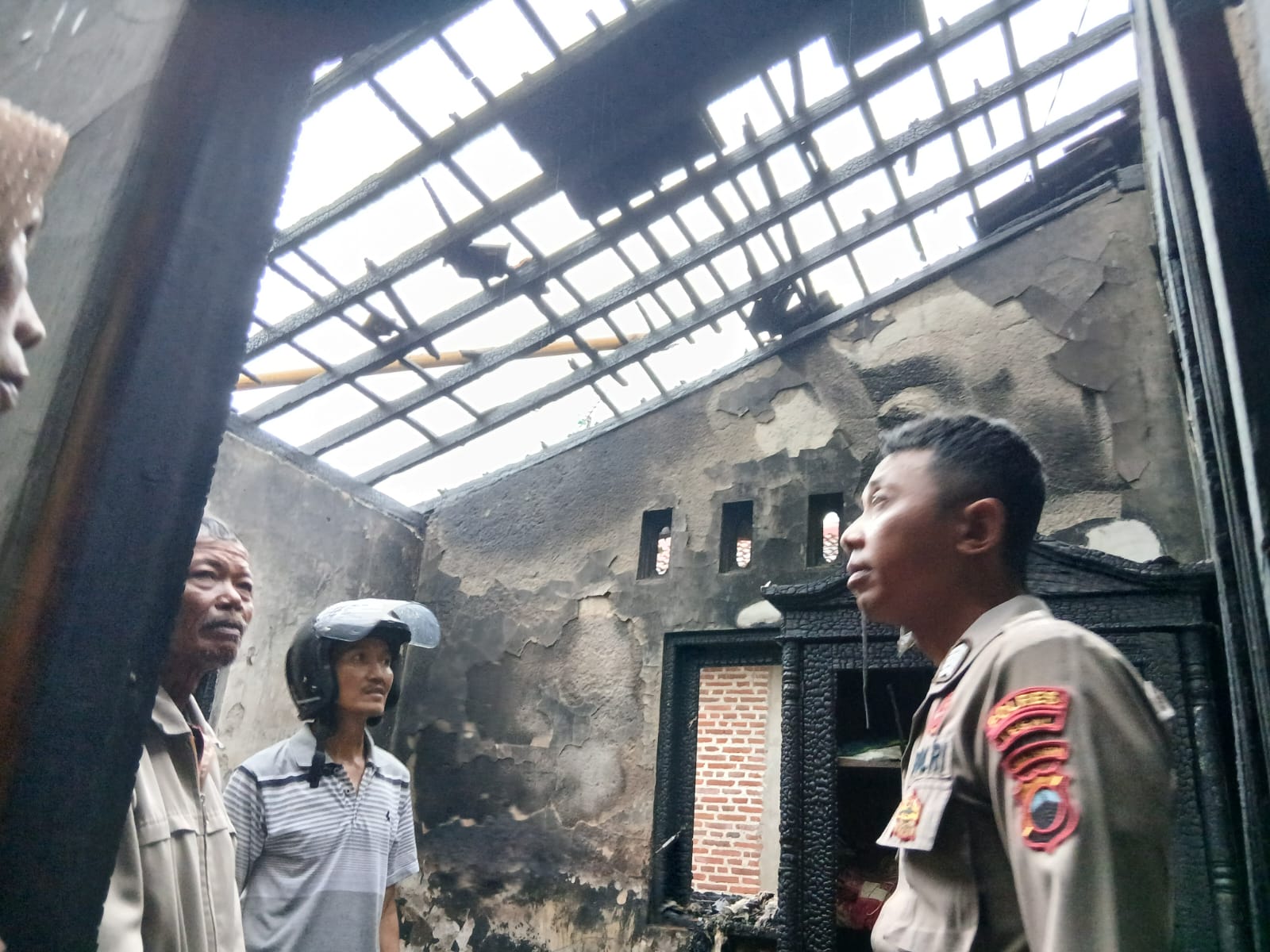 Diduga Kesambar Petir, Rumah Warga Warureja Tegal Terbakar