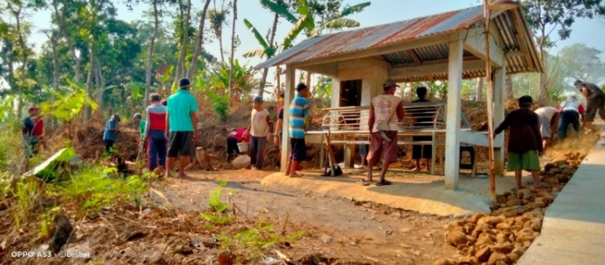 Puluhan Warga Desa Cibuyur Kabupaten Pemalang Kerja Bakti Bersihkan TPU