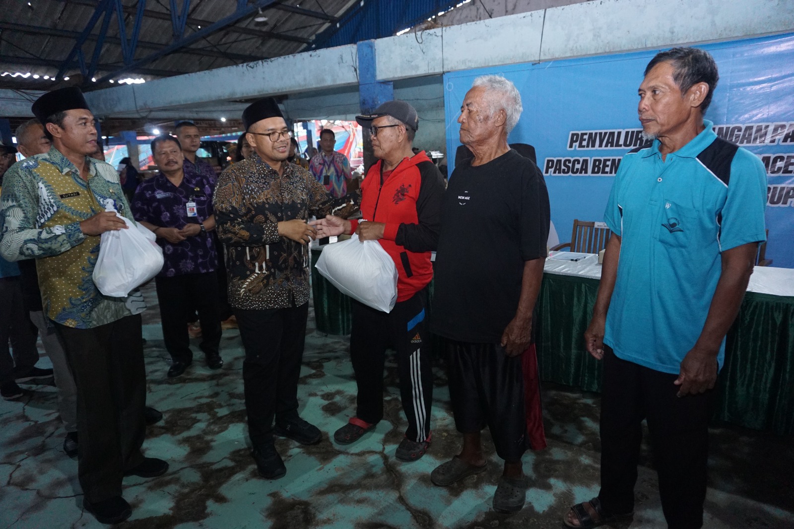 Nelayan Batang Tak Bisa Melaut, Bupati Salurkan Cadangan Pangan hingga Bahas PPN