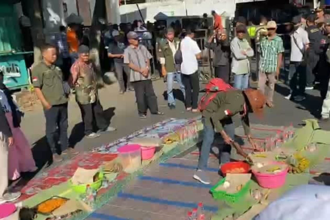 Pendukung Sudewo Gelar Tabur Bunga dan Doa Bersama di  Pengadilan Tipikor, Sebut Ikhtiar Jalur Langit