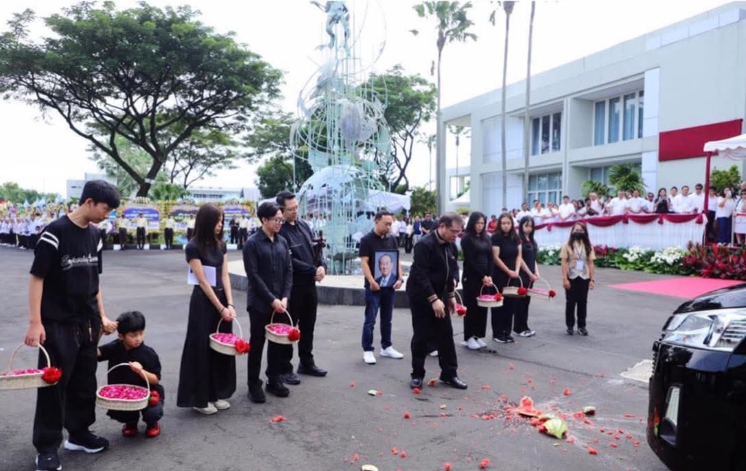 Ribuan Pelayat Iringi Bambang Hartono dari GOR Djarum Kudus ke 