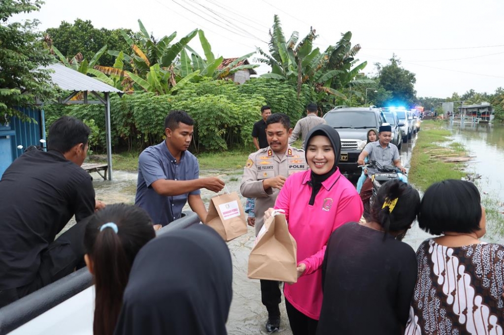 Sambangi Lokasi Banjir, Kapolres Grobogan bersama Ketua Bhayangkari Bagikan Takjil dan Bantuan