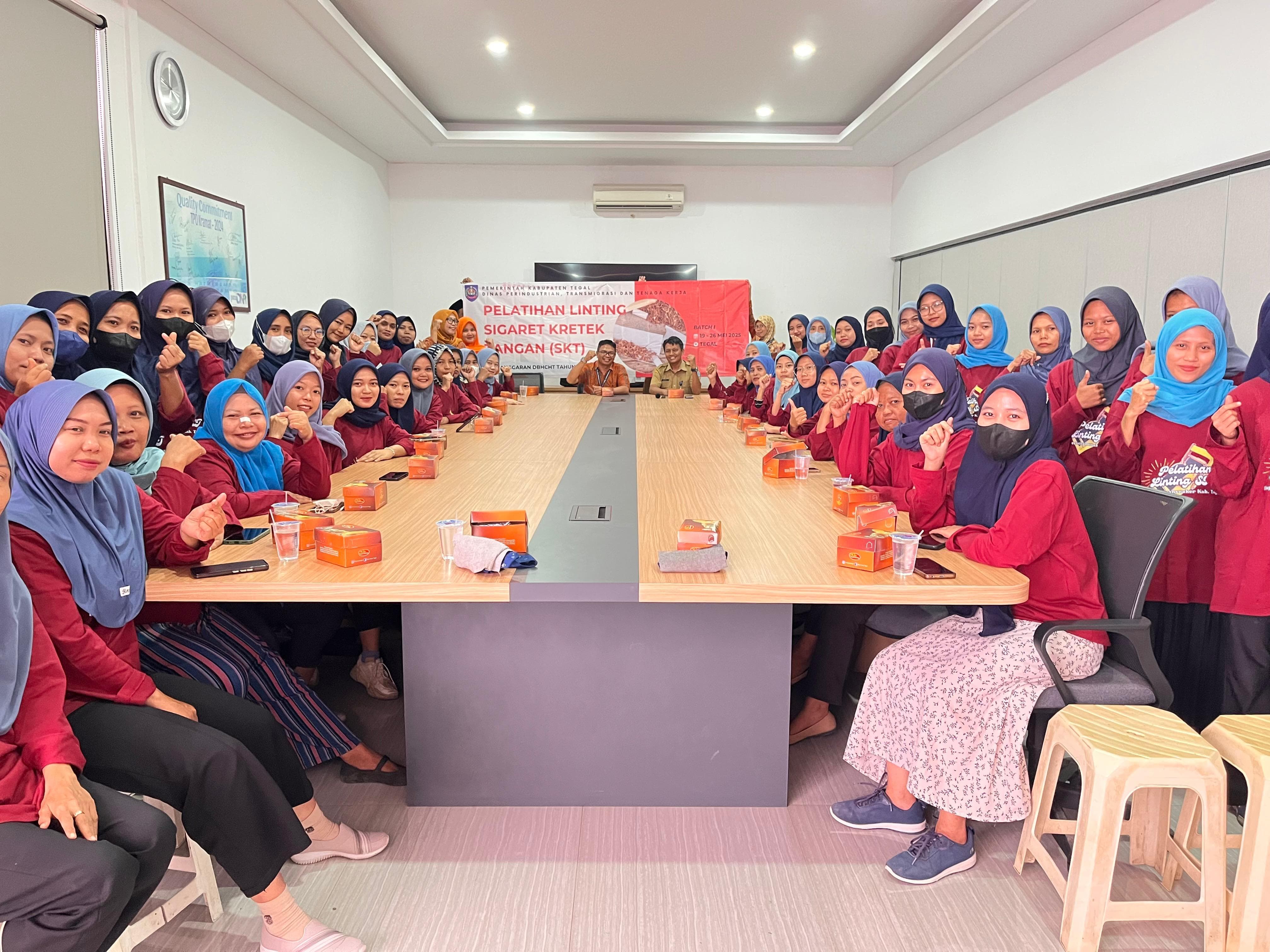 Disperintransnaker Kabupaten Tegal Adakan Pelatihan Linting Sigaret Kretek Tangan