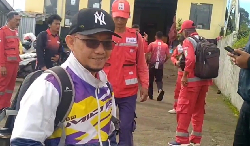 Ayah Pendaki Hilang Turun ke Jurang dengan Alat Seadanya: “Saya Babati Semak, Saya Panggil Namanya”