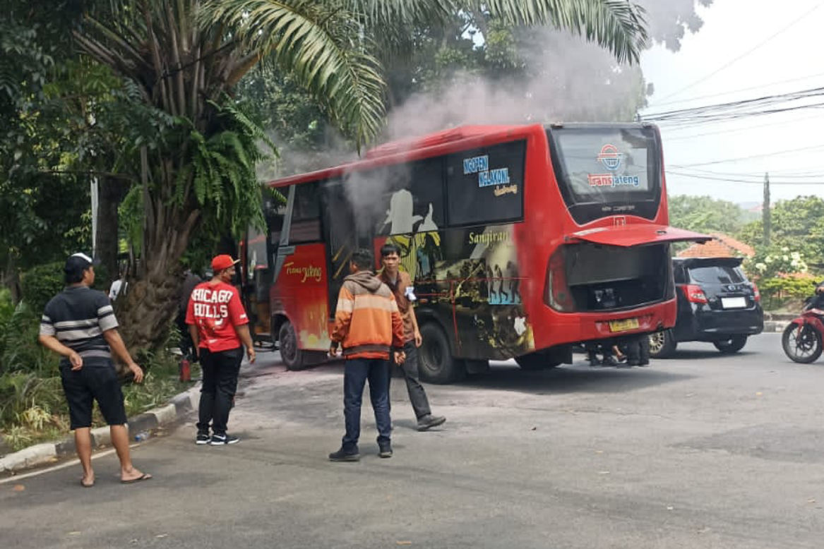 Bus Trans Jateng Rute Bawen–Tawang Terbakar di Gajahmungkur, Api Padam Tanpa Korban