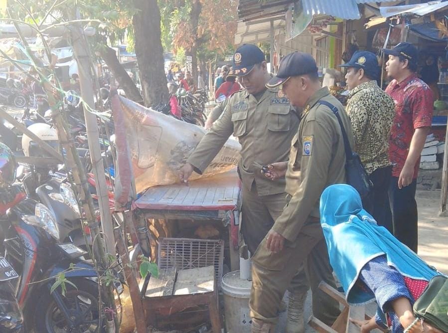 Jualan di Trotoar, Lapak Pedagang Pasar Balapulang Kabupaten Tegal Ditertibkan