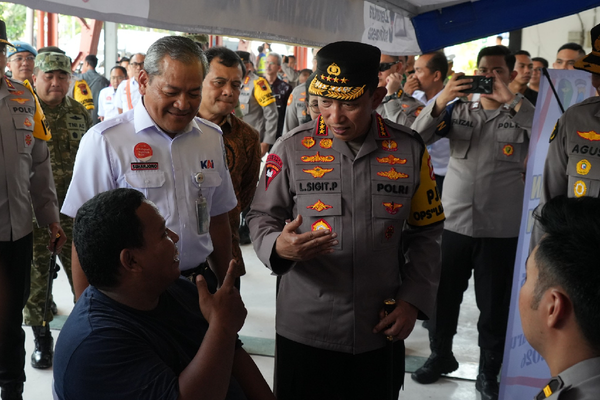Kapolri Pantau Pengamanan Nataru di Stasiun Semarang Tawang, Lonjakan Penumpang Tembus 23 Ribu