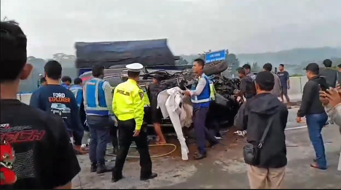 Minibus Hantam Truk yang Alami Pecah Ban di Jalan Tol Semarang-Solo, Tiga Orang Luka-luka 