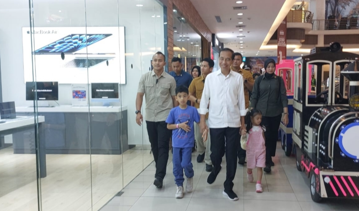 Jokowi Ajak Main Kedua Cucu di Mal, Langsung Diserbu Warga Minta Selfie dan Salaman