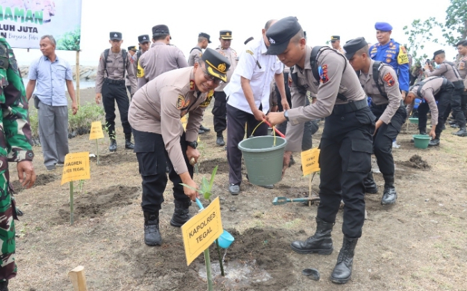 Tanam  10 Juta Pohon,  Polres Tegal Gandeng Elemen Masyarakat