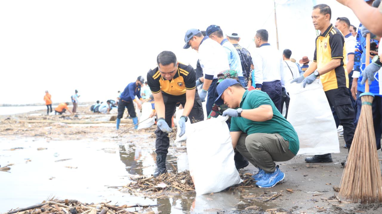 Aksi Bersih Pantai HPSN 2026, Tiga Pilar dan Masyarakat Tegal Bersatu Jaga Pesisir