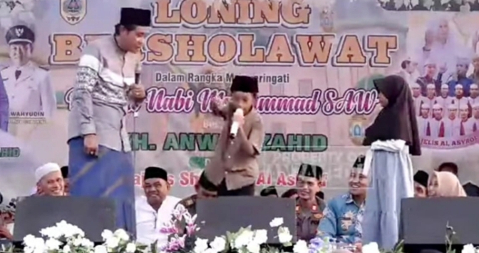 Dua Anak di Desa Loning Kabupaten Pemalang Ikut Ceramah Bersama KH Anwar Zahid