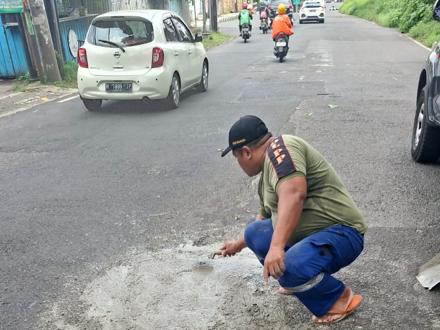 Satpol PP Semarang Tambal Jalan Berlubang di Gombel Lama, Cegah Risiko Kecelakaan 