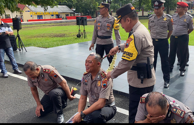 Tahun Baru, 56 Personil Polres Salatiga Terima Kenaikan Pangkat