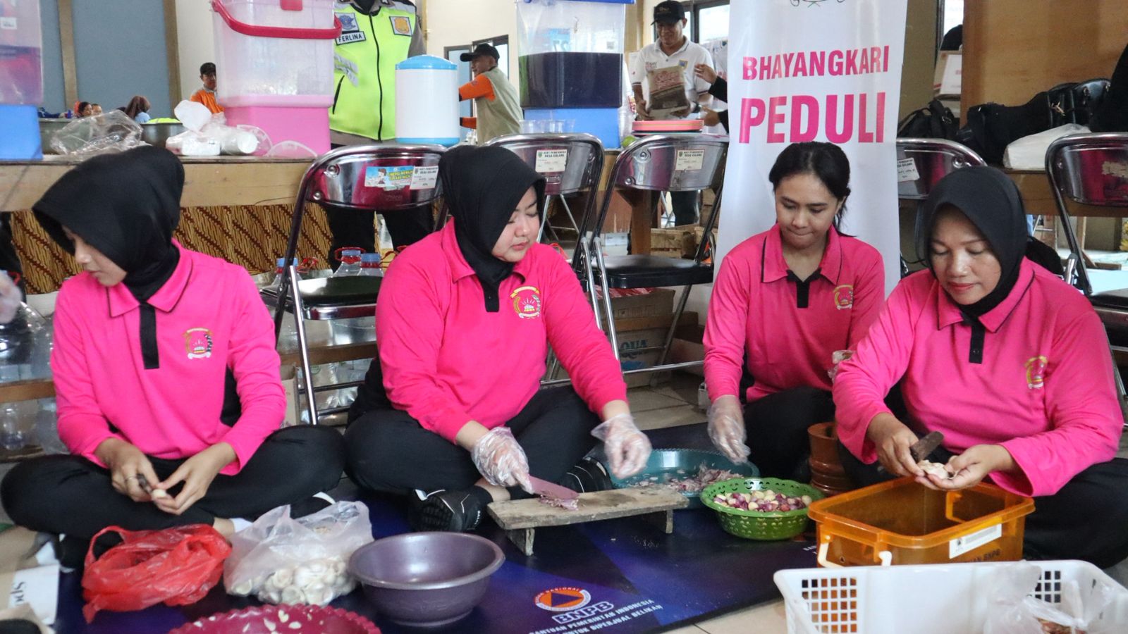Dari Dapur Umum hingga Trauma Healing, Bhayangkari Bantu Korban Banjir Kudus