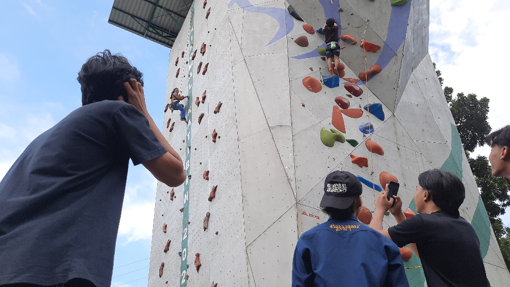 Ngabuburit Tak Biasa, Anak TK hingga Mapala Ramaikan Panjat Dinding di Unwahas Semarang