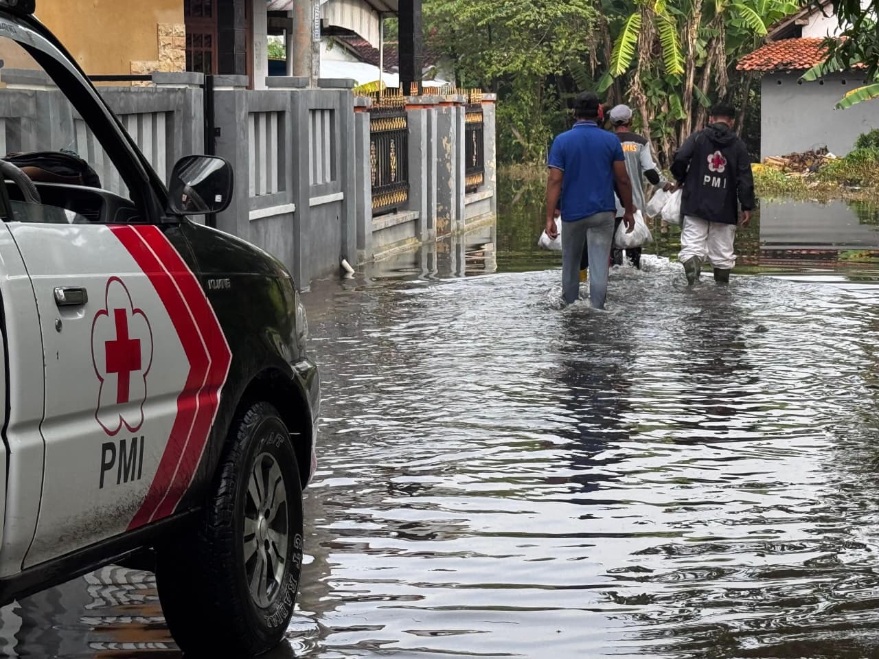 Banjir di Sidakaton, PMI Tegal Dirikan Dapur Umum dan Salurkan Ribuan Nasi Bungkus