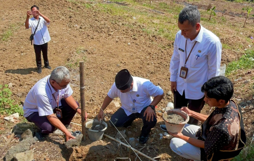 Bangun Gapura Kampung KB di Desa Wanarata Kabupaten Pemalang