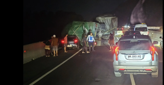 Truk Gandeng Terguling Timpa City Car di Tol Semarang-Solo, Bermuatan 38 Ton Pakan Ternak Macet Hingga 2 KM 