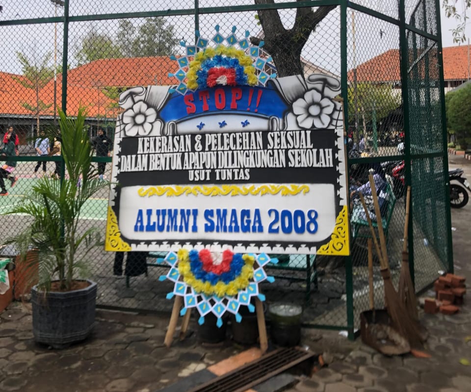 Karangan Bunga Duka Cita Berdatangan ke SMAN 3 Kota Pekalongan, Ini Tulisannya