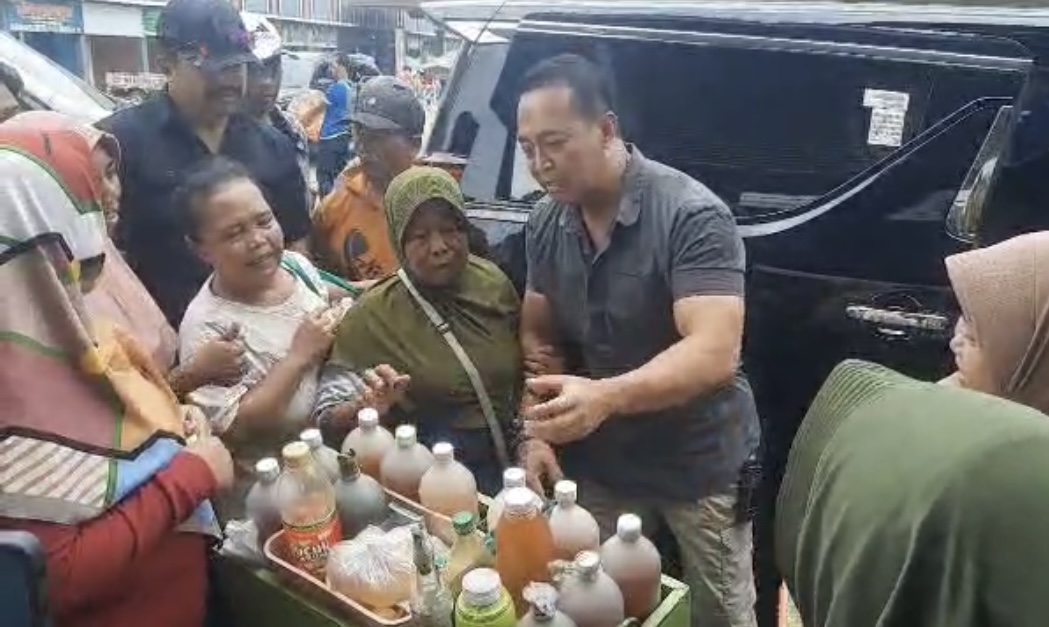 Andika Perkasa Jadi Magnet Ibu-ibu saat Kunjungi Pasar Sido Makmur Blora