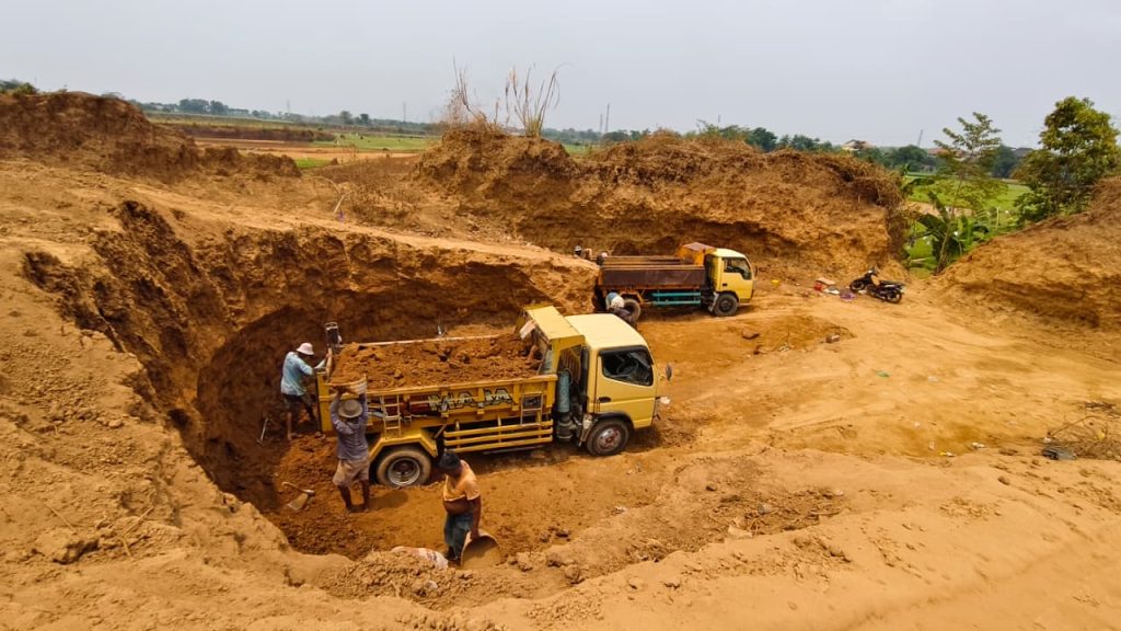 Tambang Ilegal Sedalam 8 Meter di Jepara Disetop Paksa, Sehari 50 Truk Angkut Tanah Uruk
